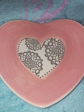 Heart-Shaped Pink Decorative Plate with Lace Pattern